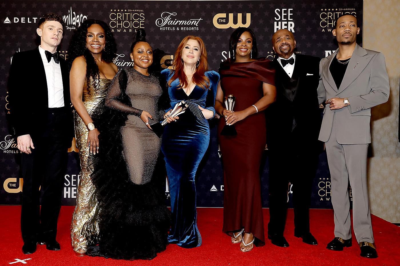 Chris Perfetti, Sheryl Lee Ralph, Quinta Brunson, Lisa Ann Walter, Janelle James, William Stanford Davis y Tyler James Williams, ganadores del premio Best Comedy Series por "Abbott Elementary"
