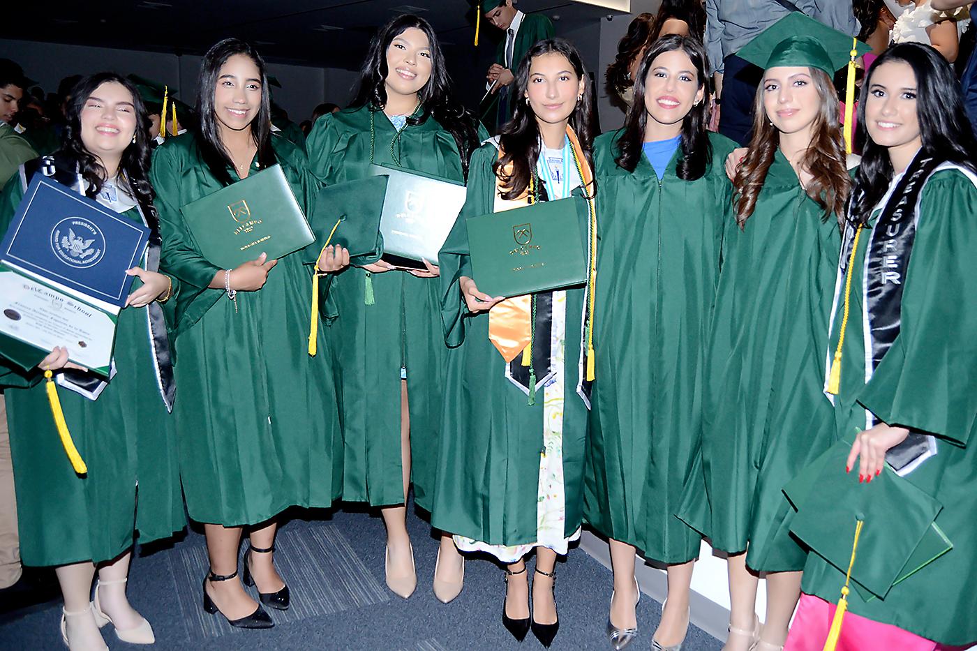 Frances Figueroa, Daniela Zelaya, Samia Morales, Adriana Zelaya, Roselyn Hazboun, Mansi Romero y Fanny Mendoza.