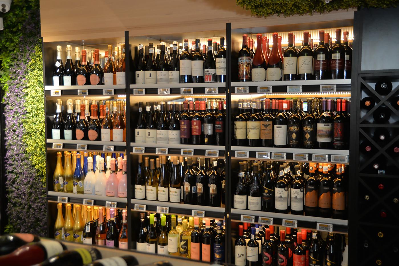 Desde vinos tintos, blancos, rosados, espumosos hasta opciones más exclusivas o de diferentes regiones vinícolas, Supermercados La Colonina ofrece una amplia gama para satisfacer los gustos y necesidades de sus clientes en distintos momentos y eventos.