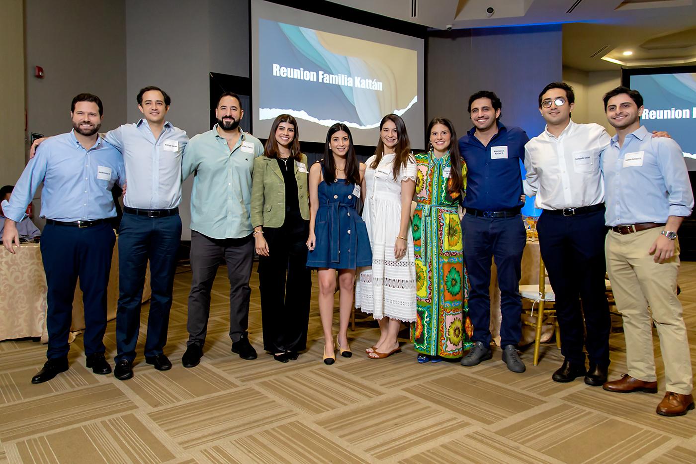 Jacobo, Rodrigo, Carlos, Vivían, Daniela, Isabella, Claudia, Mauricio, Fernando y Andrés Kattán