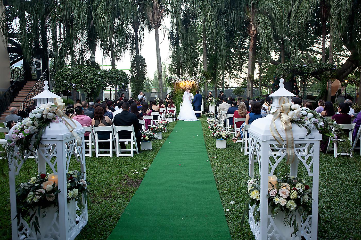 Douglas Flores y Annie Rivera unieron sus vidas al atardecer, en el jardín del Club Árabe Hondureño.
