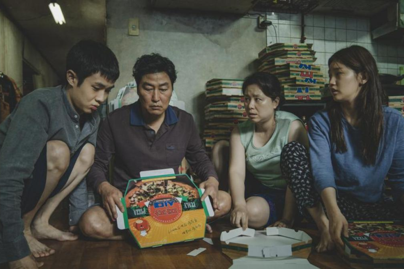 <b>Parasite (2020)</b>Es una película surcoreana dirigida por Bong Joon-ho que ganó el premio a la Mejor Película, convirtiéndose en la primera película en lengua no inglesa en lograr este galardón. La película sigue la historia de dos familias: una pobre y otra rica. A través de un giro ingenioso y una narrativa llena de suspense, “Parasite” explora las disparidades sociales, el conflicto de clases y la lucha por la supervivencia en una sociedad contemporánea. Su habilidad para mezclar géneros, su dirección magistral y sus actuaciones convincentes la convierten en una obra cinematográfica impactante y aclamada internacionalmente.