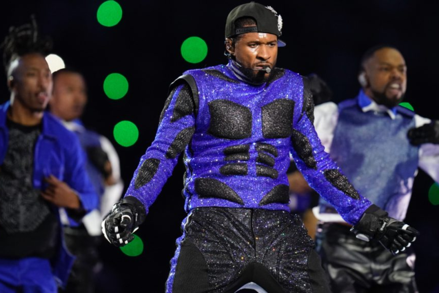 Para Usher, el vestuario es una parte integral de su actuación, y su dedicación lo lleva a explorar nuevas colecciones y asistir a desfiles de diseñadores destacados como Bode, Rick Owens, Comme des Garçons, Louis Vuitton y Wales Bonner.