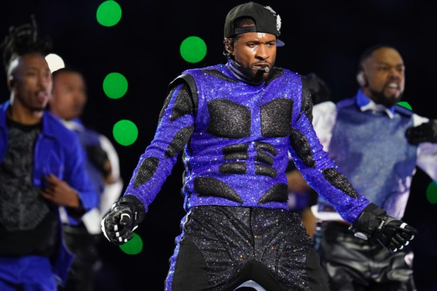 El look Off-White que utilizó Usher en el show de medio tiempo del Super Bowl 2024