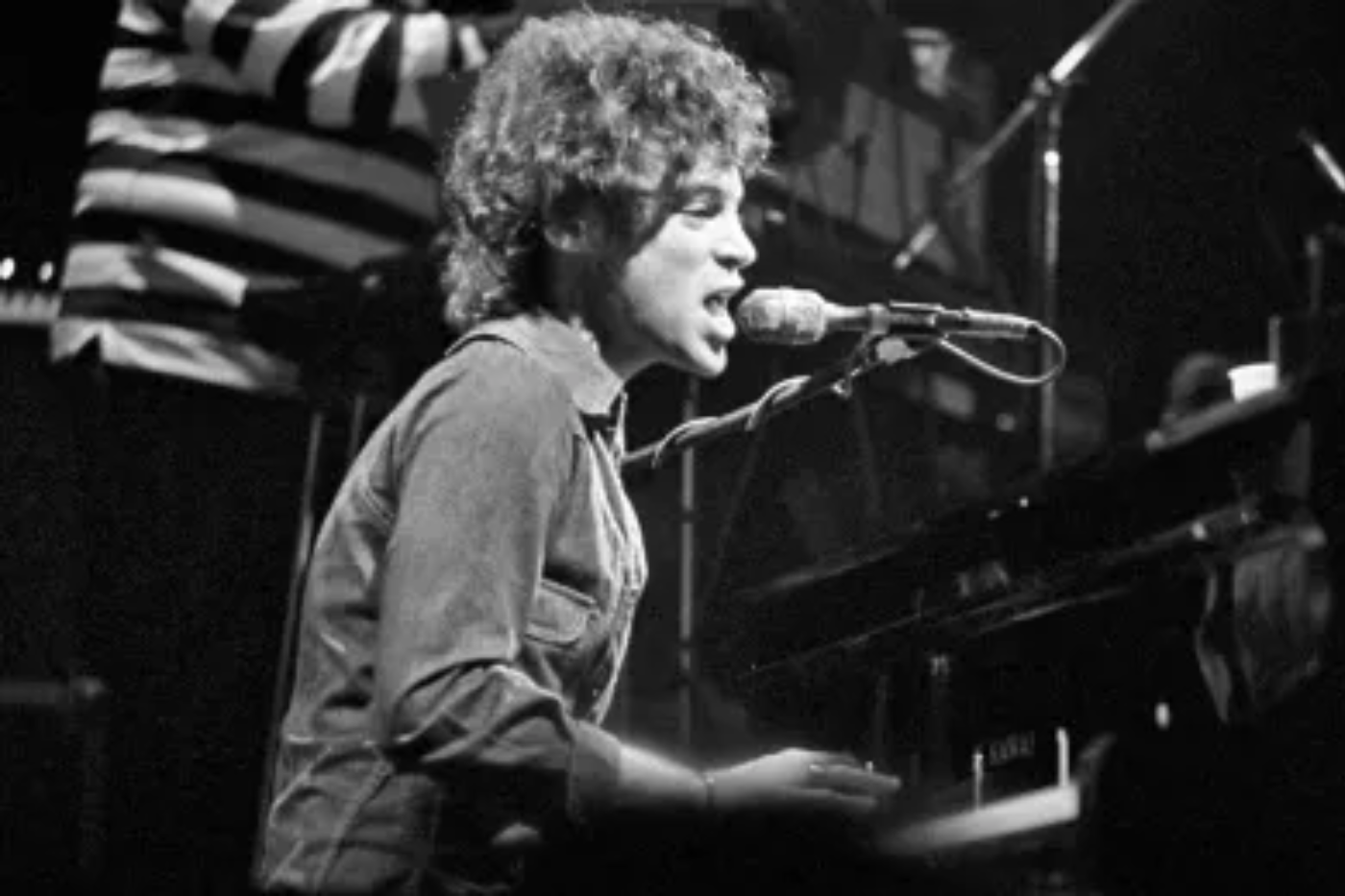 Como solista, Eric Carmen debutó con su álbum homónimo en 1975, destacando con el exitoso sencillo “All by Myself”, que rápidamente escaló a los primeros puestos de las listas de éxitos y consolidó su posición como un artista destacado en la escena musical. 