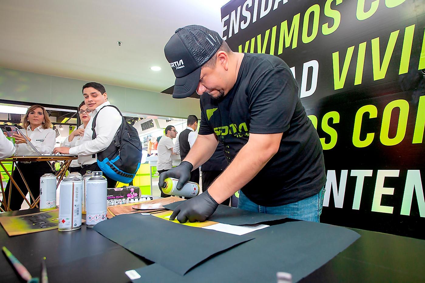 Los invitados podían elegir la talla de camiseta para que hicieran un pintado con aerosol y stencil.