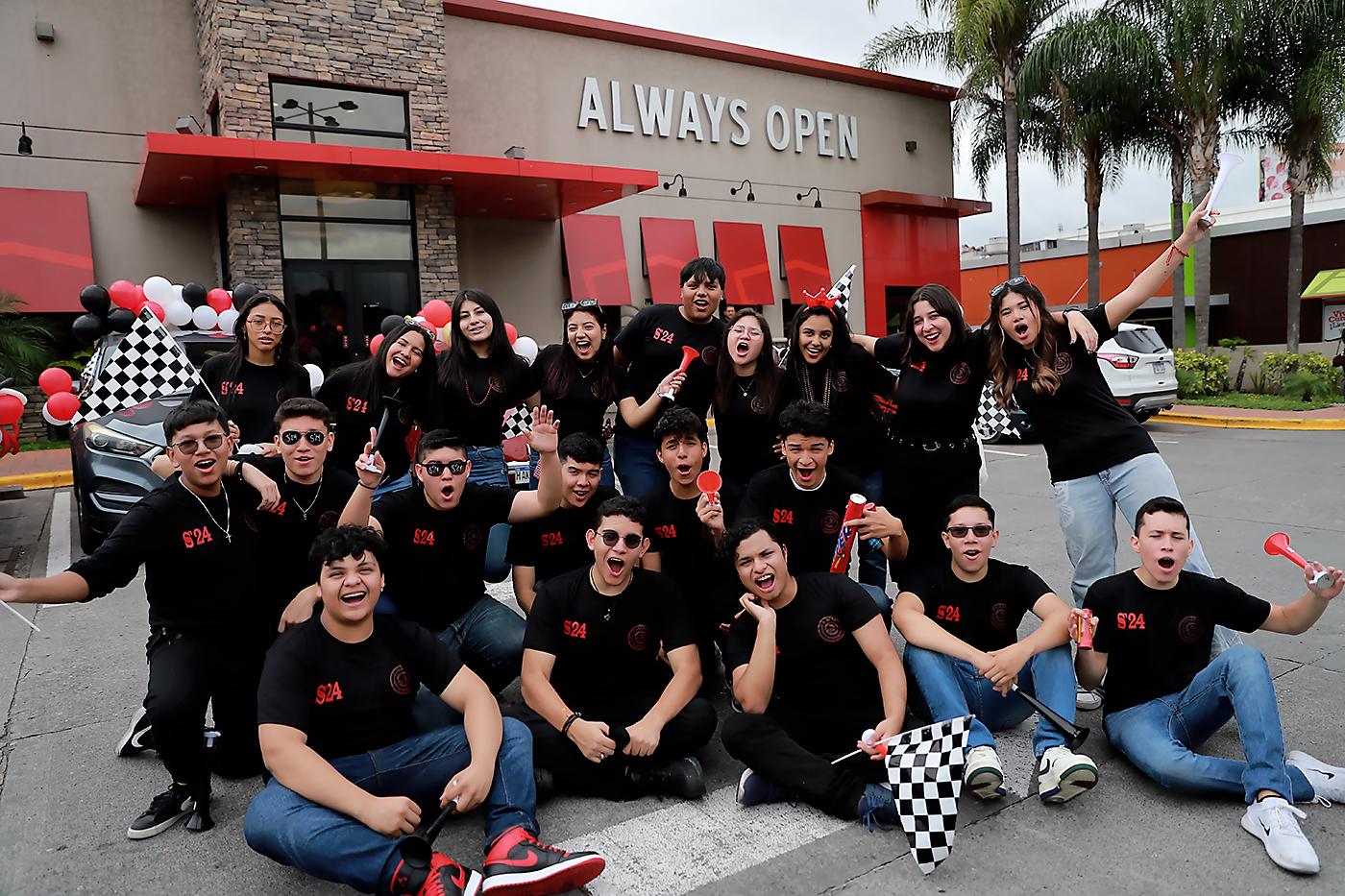 Y una de las carreras más importante en la vida de los seniors 2024 de la Hilcrest School está por comenzar: los veinte jóvenes están listos para dar inició a las más divertidas e inolvidables actividades durante su último año escolar. Los seniors realizaron su entrance a bordo de carros antiguos del Club Mustang y fueron recibidos en el colegio por todo el alumnado y maestros.