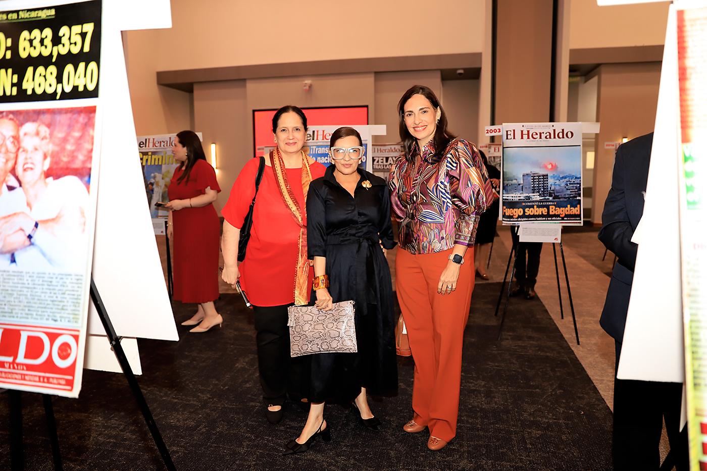 Ana María Reyes, Blanca Bendeck y Lizza Bobadilla de Handal.
