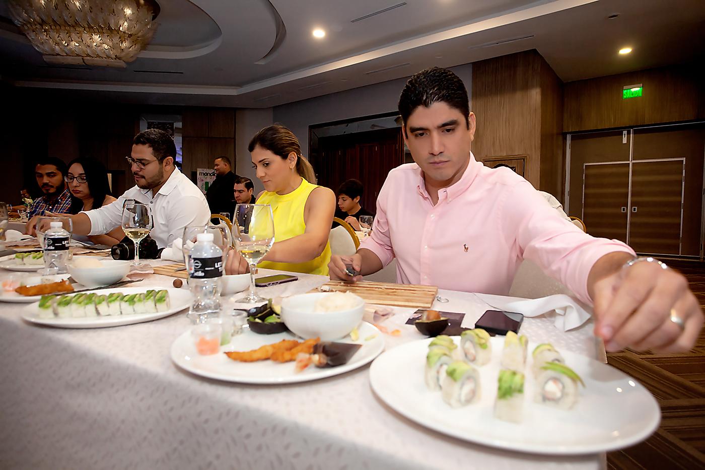 Sherly y Esteban Martínez durante la elaboración de los rollos.
