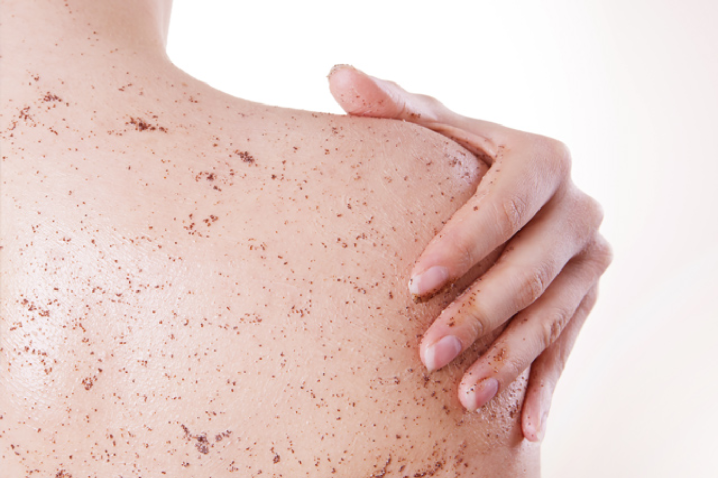 <b>Exfoliación suave</b> Realiza exfoliaciones suaves para eliminar las células muertas de la piel y promover una renovación celular saludable, sin irritar tu piel bronceada.