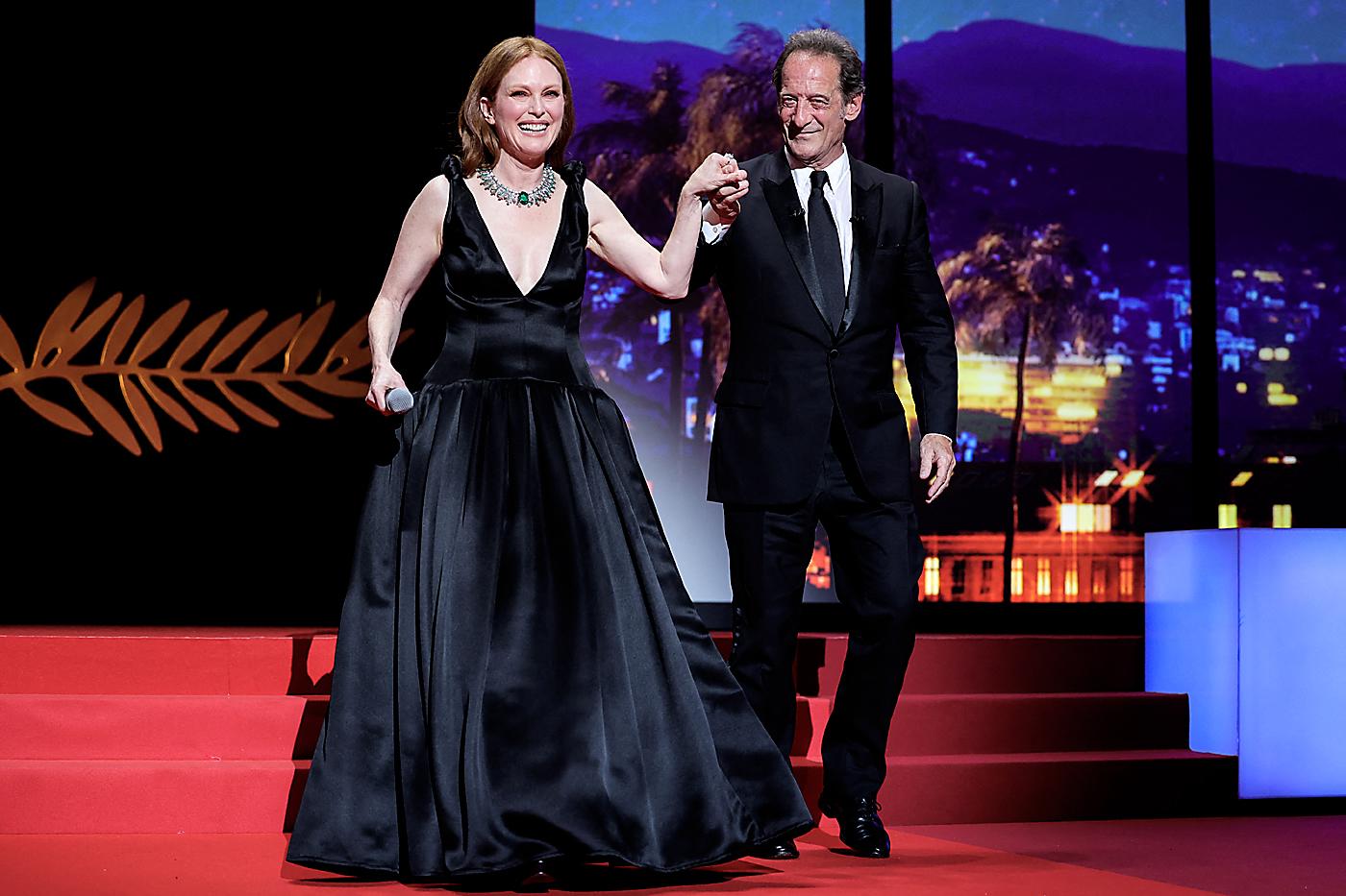 Julianne Moore con el actor francés y presidente del jurado de la 75 edición del Festival de Cannes, Vincent Lindon 