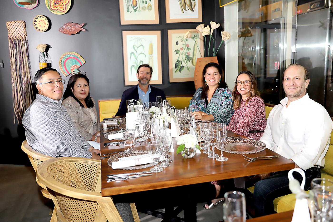 Carlos Valladares, Iriana Espinal, Javier y Carolina Villeda, Elisa Castañeda y Fernando Fortín.
