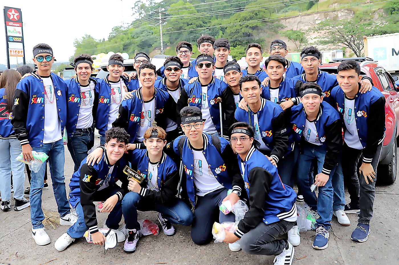 Los Seniors 2023 de la International School, hicie­ron su tradicional entrance hacia su nuevo año de es­tudios que será el comienzo de su futuro como profesionales. Emocionados y escoltados por motociclistas Harley Davidson los jóvenes recorrieron a bordo de carros deportivos y clásicos los diferentes bulevaras para luego llegar a celebrar a la escuela con estudiantes y padres de familia.