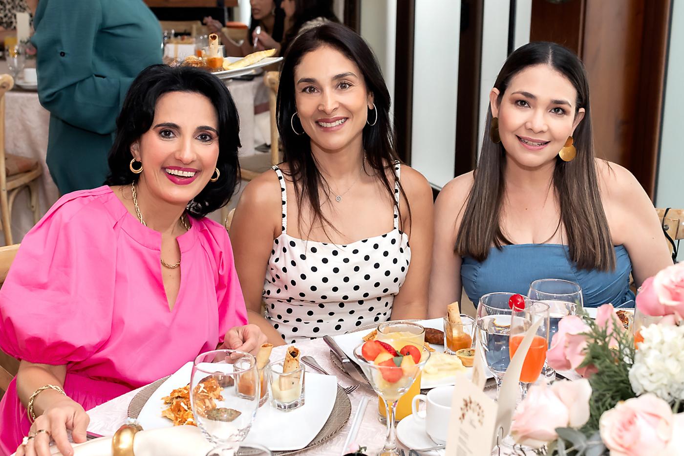 Johana de Faraj, Ángela Ramírez y María Cristina Castro.