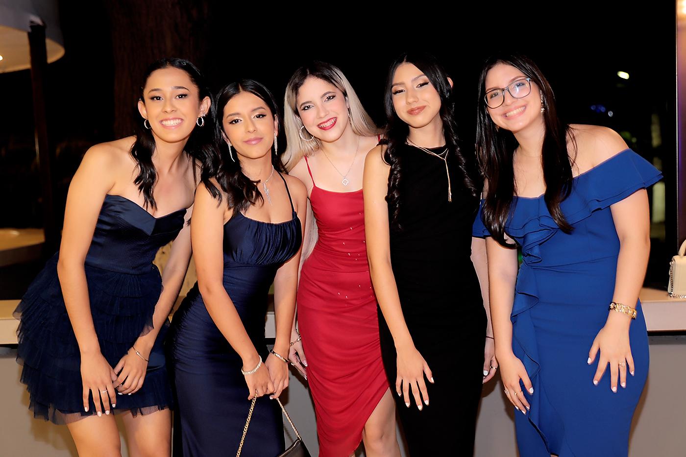 Bajo la luz de la luna, la generación 2024 de La Estancia School se reunió con alegría y gozo, vistiendo elegancia y sonrisas radiantes, para celebrar su Senior Dinner. Entre fotos, risas y un delicioso menú, recordaron con cariño los momentos compartidos como compañeros, conscientes de que su graduación en junio marca el final de una etapa y el inicio de nuevas aventuras que esperan con emoción. En la foto: Victoria Moreno, Andrea Erazo, Nía Farach, Maya Pacheco y María Gómez. 