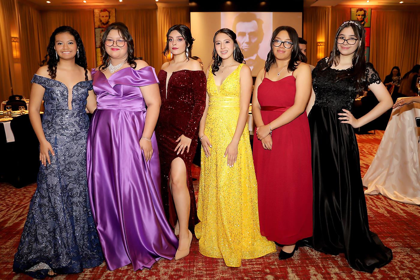 Yesika Almendares, Marissa Bustillo, Valerie Maradiaga, Aryani Sanchez, Genesis Martinez y Stephanie Flores
