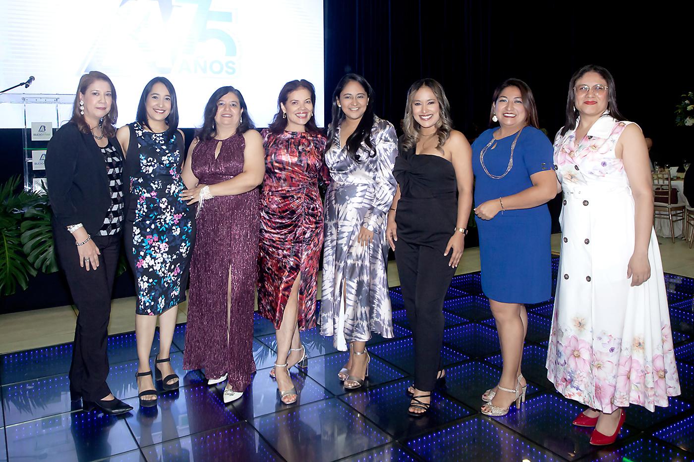 Suyen Quan de Bueso con colaboradoras del LBA