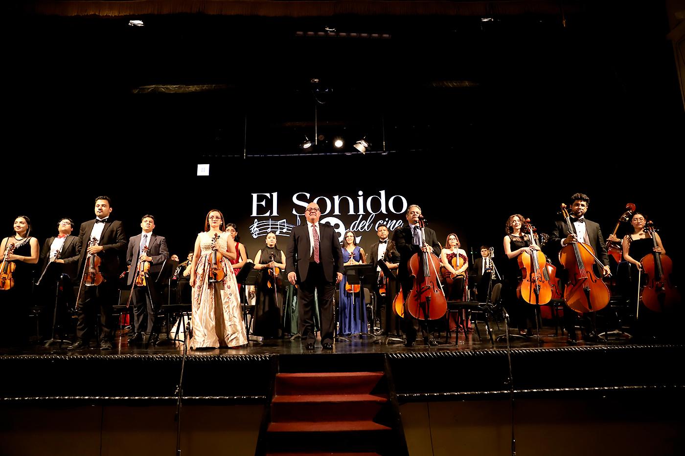 El majestuoso Teatro Nacional Manuel Bonilla fue testigo de una velada inolvidable que mezcló la fantasía del séptimo arte con la majestuosidad de la música sinfónica. Bajo el nombre <i>El Sonido del Cine</i>, la Orquesta Sinfónica de la Victoria ofreció un espectáculo que hizo vibrar corazones y despertar memorias cinematográficas entre los asistentes.