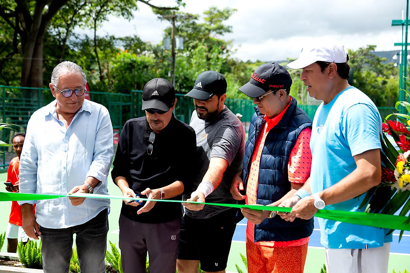 La apertura de las modernas canchas se dio con un acto simbólico donde los directivos hicieron el corte de cinta y luego se realizó un partido de exhibición de dobles, entre grandes referentes del tenis nacional compuesto por Carlton Álvarez y Franklin García enfrentando a Alejandro Varela y Jeovanny Marcia Sosa