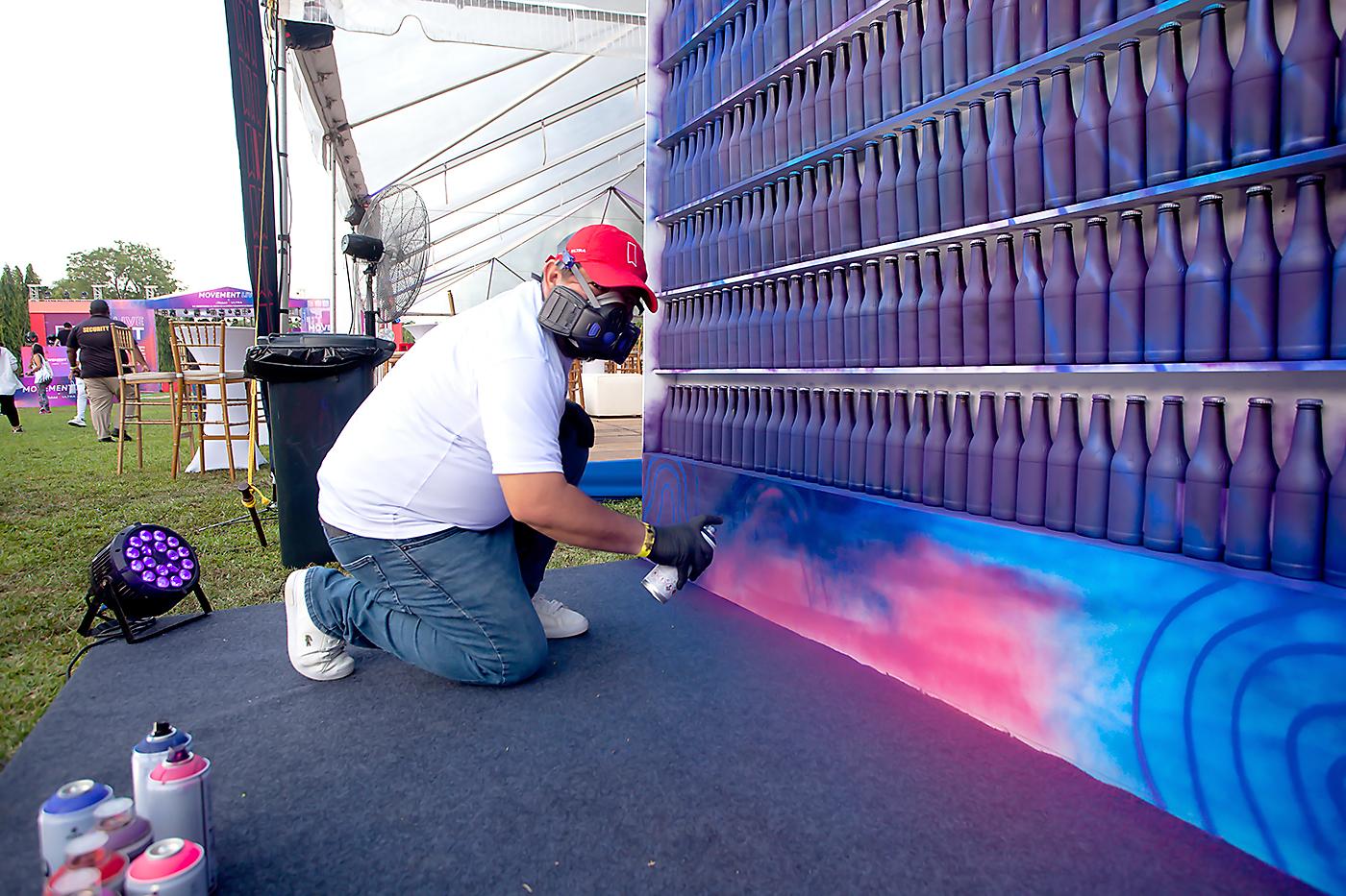 El pintor Ángel Torres hizo un graffiti durante el evento.