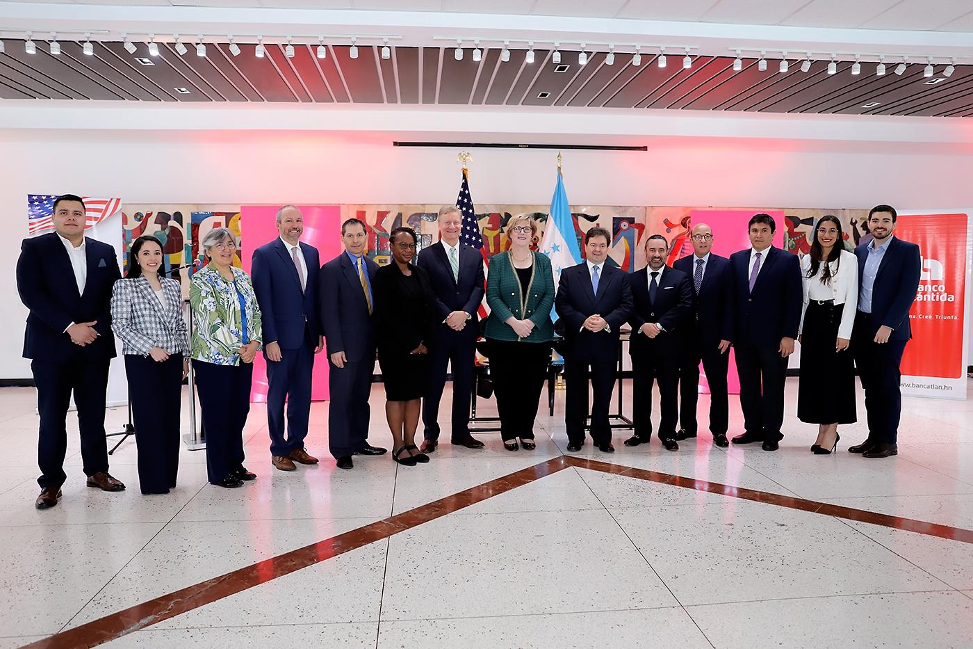 La Embajadora de los Estados Unidos, Laura Dogu, y el Presidente Ejecutivo de Banco Atlántida, Guillermo Bueso, firmaron una enmienda al Acuerdo de Becas Fulbright–Banco Atlántida, proporcionando fondos adicionales para que jóvenes profesionales hondureños estudien en universidades estadounidenses. Fotos del evento a continuación.