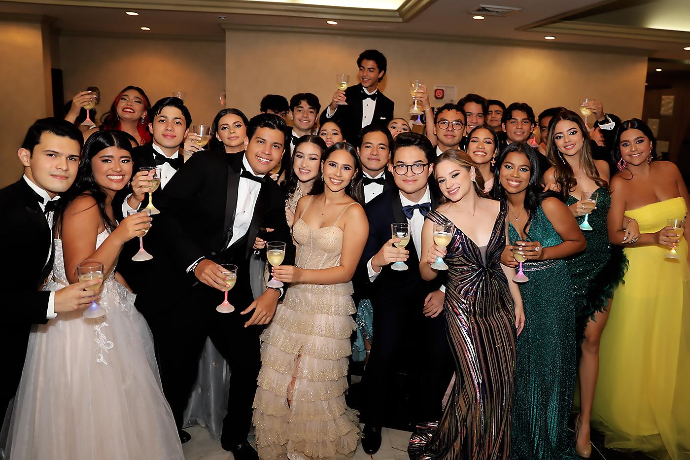 Una noche inolvidable llena de magia disfrutaron los seniors La Academia Los Pinares en su fiesta de graduación en el Centro de Convenciones del Honduras Maya.