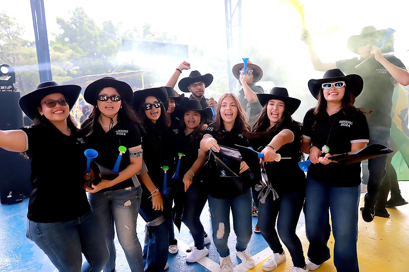 Andrea Chávez, Sara Ponce, Ivanna Mendoza, Jimena Galvez, Ara Velásquez, Diego Mejía, Alexandra Urbina, Diego Molina, Yohaly Rodas y Ami Sánchez.