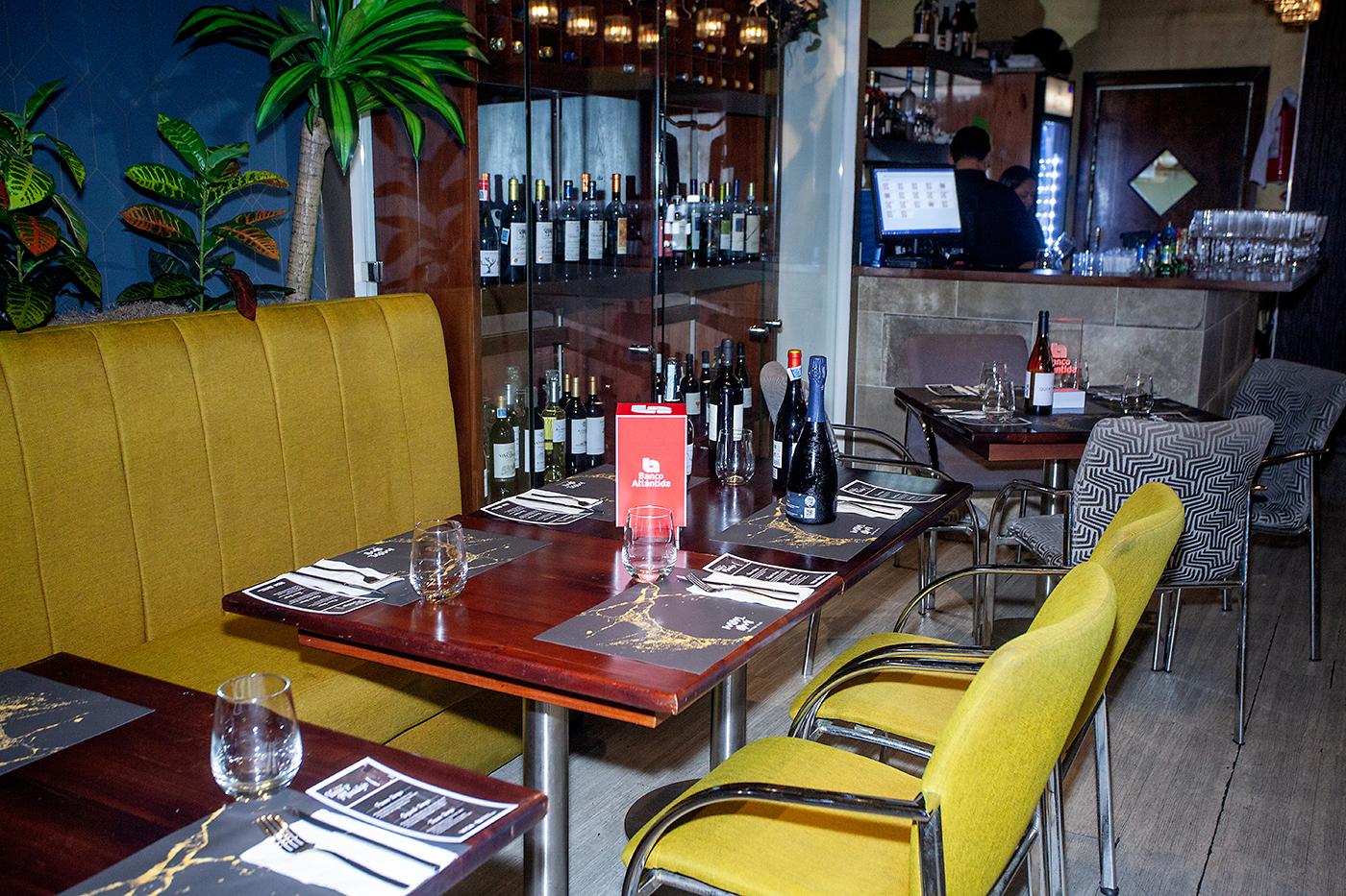  Cada silla tenía su menú y copas dispuestas para la Cata de Vinos y Maridaje.