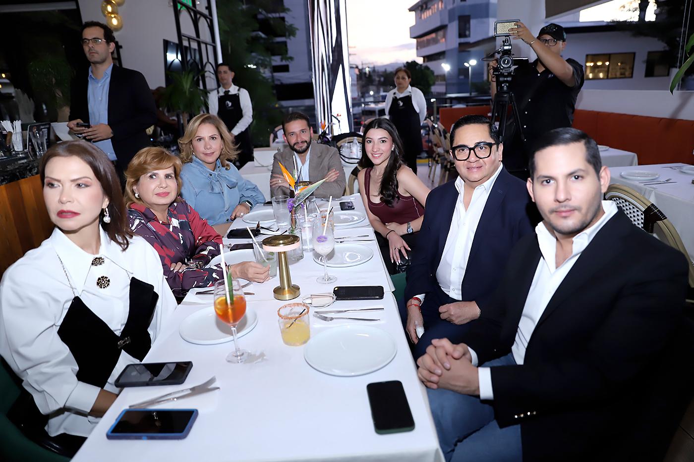 Cecilia Berdet, Elzette Casanova, Ana Beatriz López, Eloy Bravo, Lucía Gene, Miguel Chong y Ariel Flores. Cecilia Berdet, Elzette Casanova, Ana Beatriz López, Eloy Bravo, Lucía Gene, Miguel Chong y Ariel Flores.