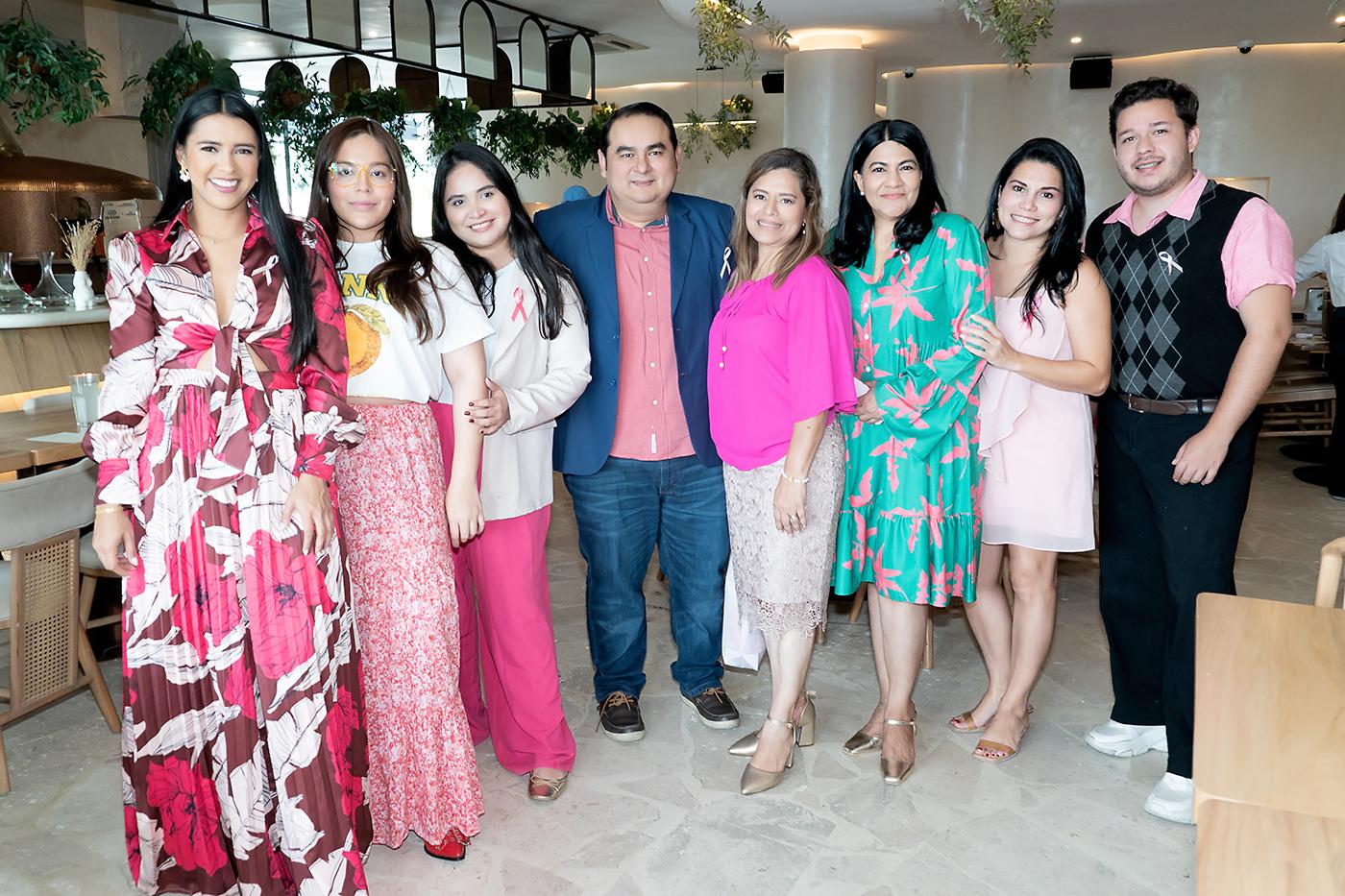 Norma Farías, Gina Reyes, Diana Reyes, Yaret Calderón,Amalia Alachán, Aracely Díaz, Dixie García y Andrés García.