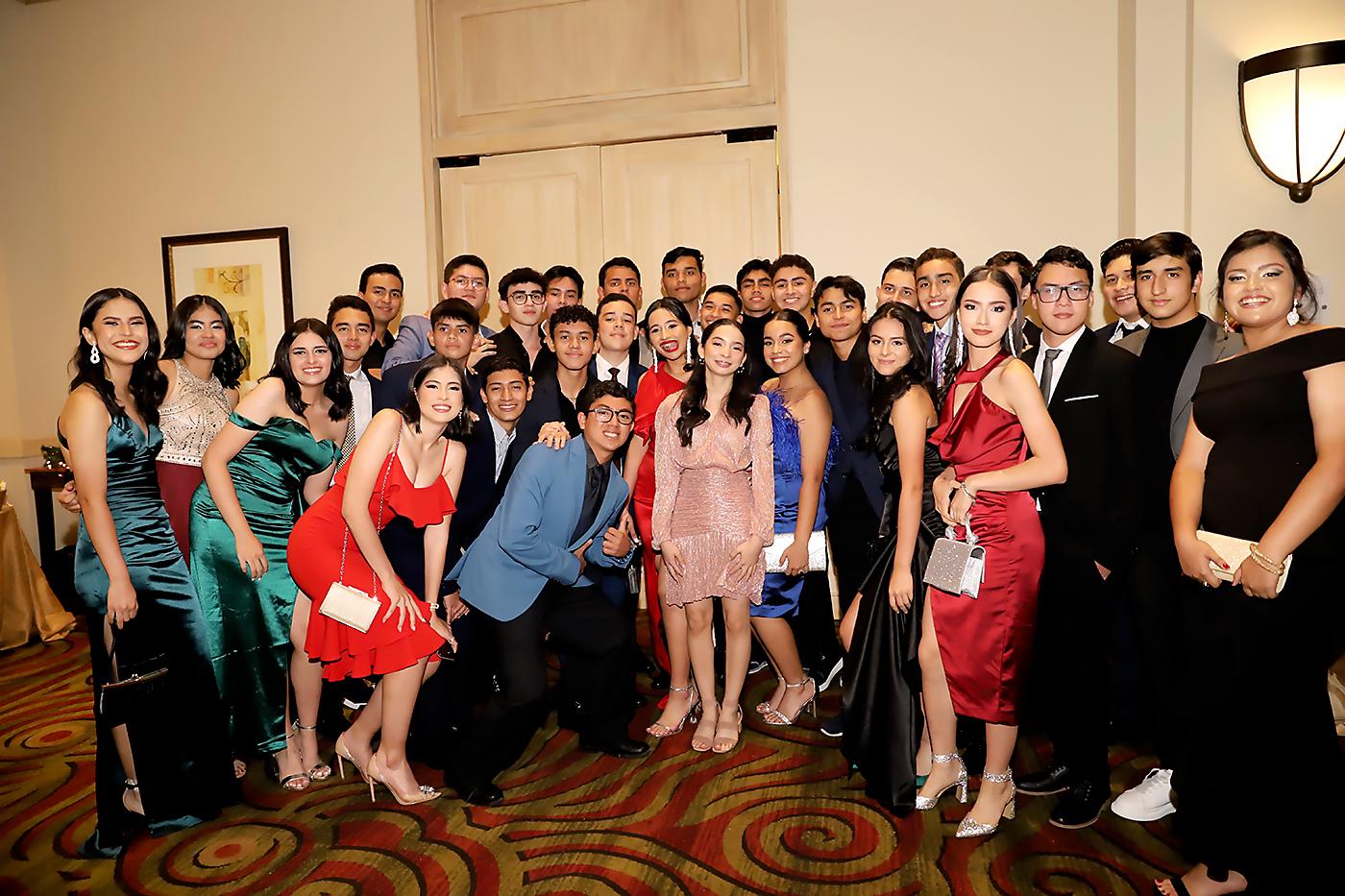 Los seniors 2023 de la Elvel School disfrutaron de una agradable velada en su Thanksgiving Dinner Party realizada en el Hotel InterContinental de Tegucigalpa como parte de las actividades previas a su graduación. La celebración estuvo cargada de divertidos momentos donde los jóvenes compartieron entre anecdotas, selfies y emoción. 