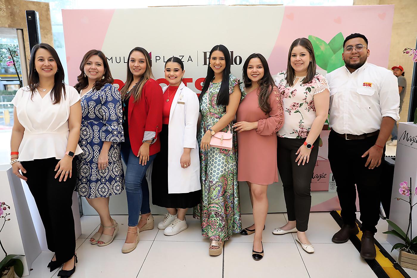 <i>Roots &amp; Palettes</i> fue una tarde vibrante en Mall Multiplaza, donde las invitadas disfrutaron de café, arte y color al pintar maceteras. Además, se impartió una pequeña clase de skincare de CLINIQUE, brindando consejos sobre cuidado facial mientras las participantes se sumergían en la creatividad. Fue una experiencia única que combinó arte, bienestar y diversión en un ambiente relajado y lleno de inspiración. En la foto: Representantes de los patrocindores que hicieron posible este evento.