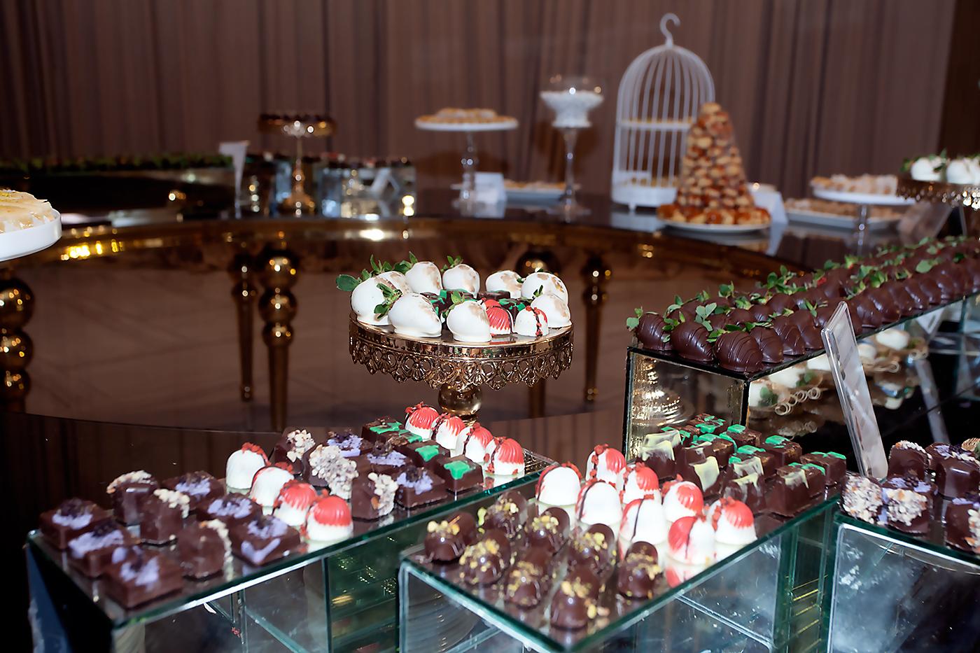 Isla con deliciosos postres.