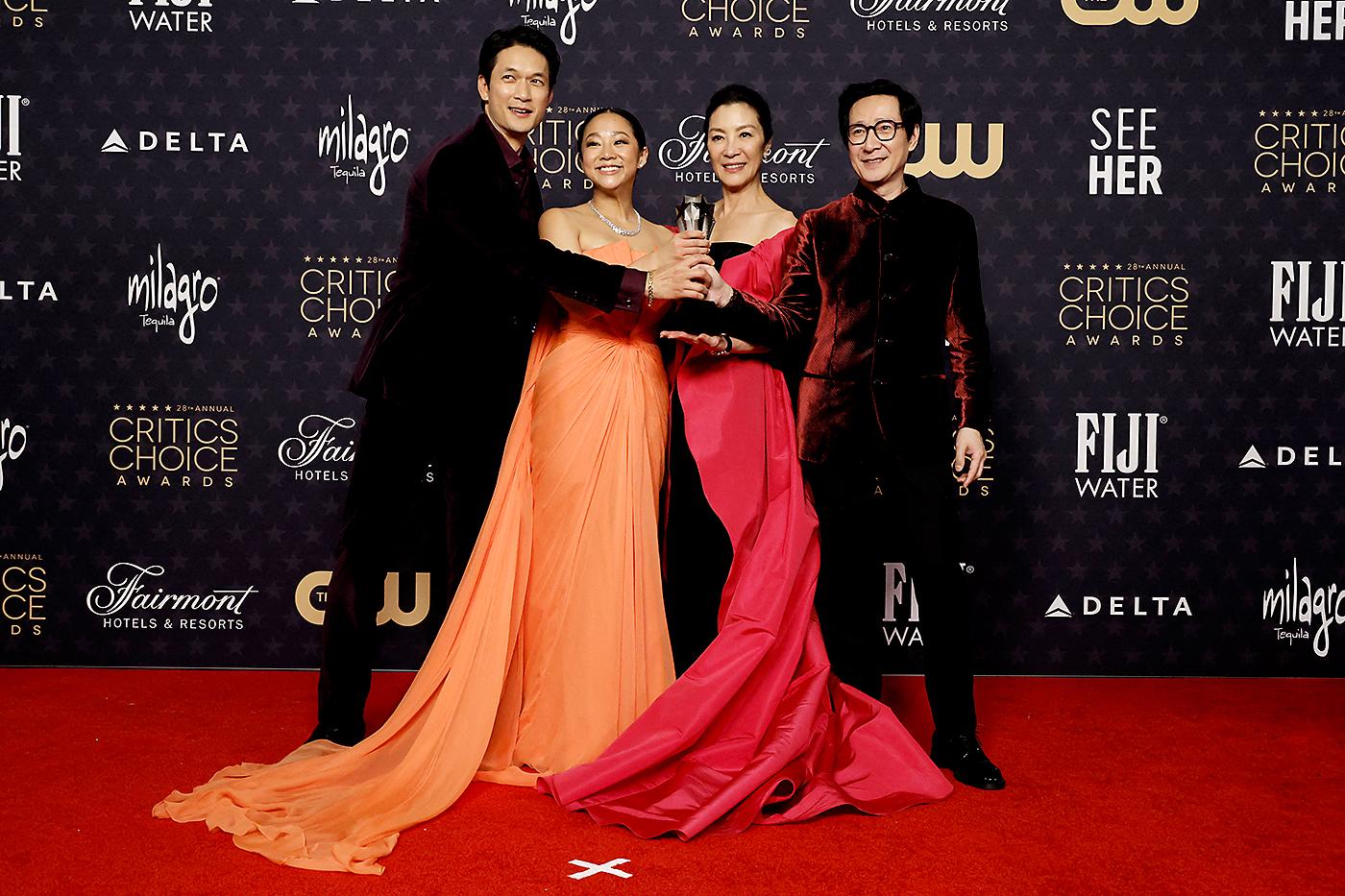 Harry Shum Jr., Stephanie Hsu, Michelle Yeoh y Ke Huy Quan del filme ganador como Mejor Película, "Everything Everywhere All at Once".