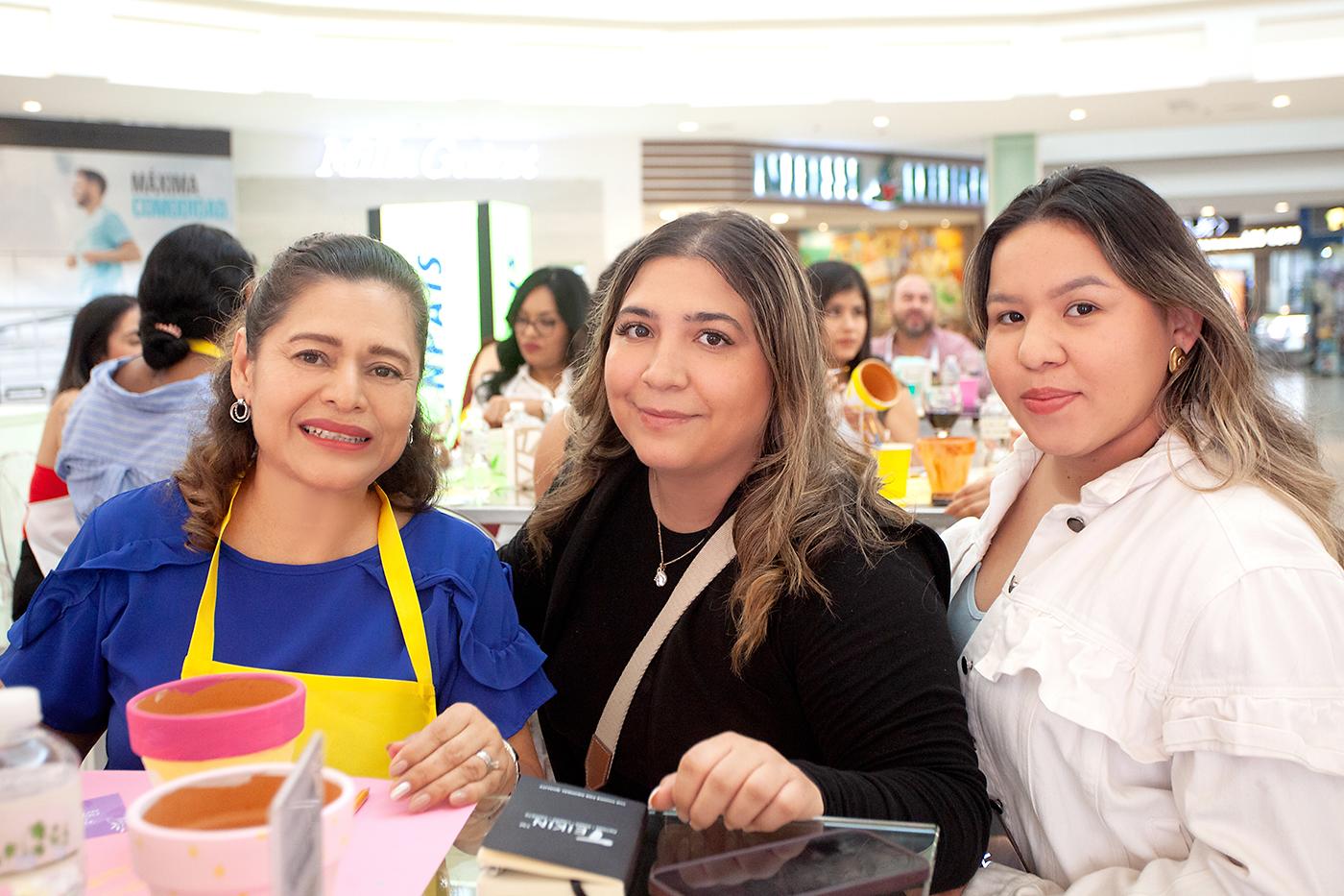 Amalia Alachán, Isabella Solís y Nicole Reyes.