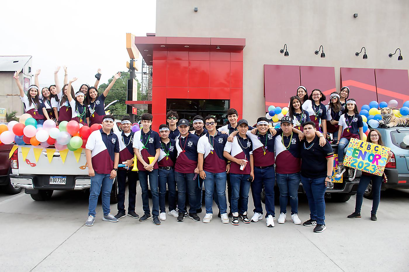 Con rostros de alegría y entusiasmados por el inicio de clases, así llegaron los senior de la promoción 2023 de la escuela Liceo Bilingüe Centroamericano a celebrar su tradicional entrada. Desde tempranas horas se reunieron para disfrutar de un rico desayuno, para luego realizar su recorrido hacia el plantel de la escuela, donde los esperaban las autoridades educativas y alumnado de la institución para darles la bienvenida, ya que esté es su último año de la secundaria.