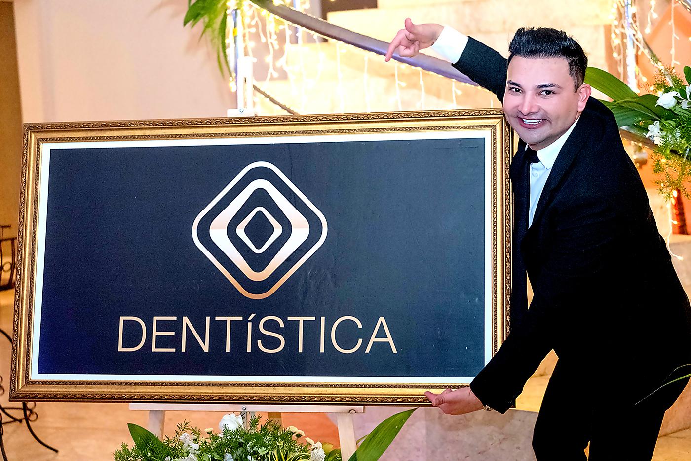El Dr. David Linares recibe su titulación de postgrado en Dentística