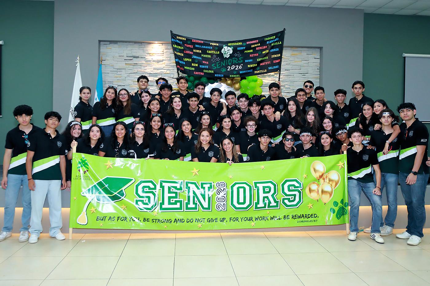 ¡Llegó el gran día! Los seniors 2026 de la Academia Los Pinares iniciaron su último año de high school con un emotivo desayuno junto a sus seres queridos. Posteriormente, la celebración continuó con una alegre caravana de motocicletas y vehículos decorados con globos y pancartas, que recorrió las calles hasta llegar a su querida escuela. Con entusiasmo y emoción, los estudiantes vivieron el comienzo de un año que promete estar lleno de recuerdos, aprendizajes y experiencias que los acompañarán toda la vida.