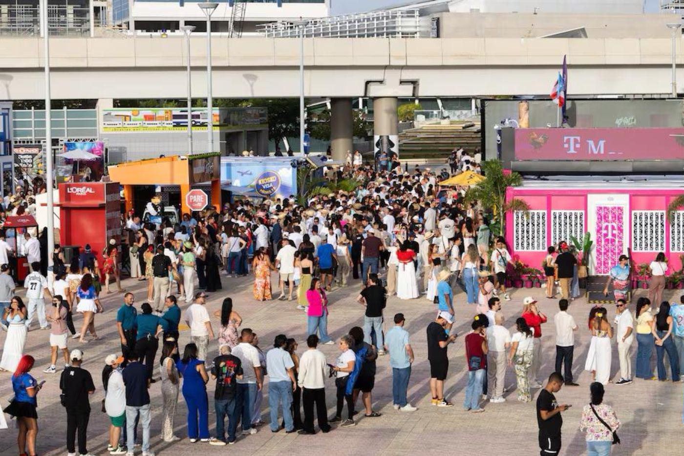 Para brindar una seguridad de calidad a los visitantes durante los shows, se incluyeron a 500 empleados de diferentes departamentos, y a 300 para encargarse solamente de la seguridad del exterior del Coliseo, contando con el apoyo de la policía estatal y municipal. 