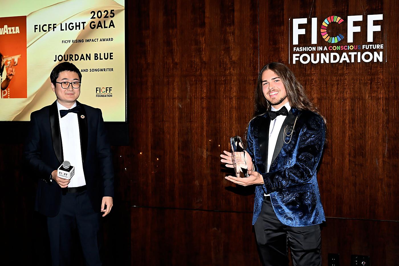 El artista y compositor Jourdan Blue recibió el FICFF Rising Impact Award