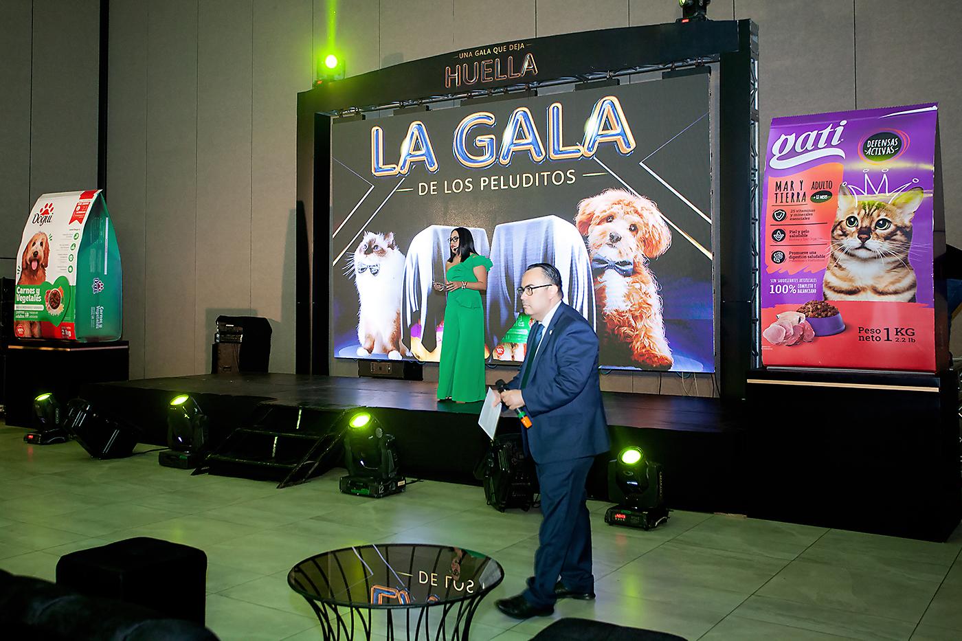 Geisi Meza, gerente de Marca, y Gonzalo Carías al momento de develar la nueva imagen de los productos Dogui y Gati.