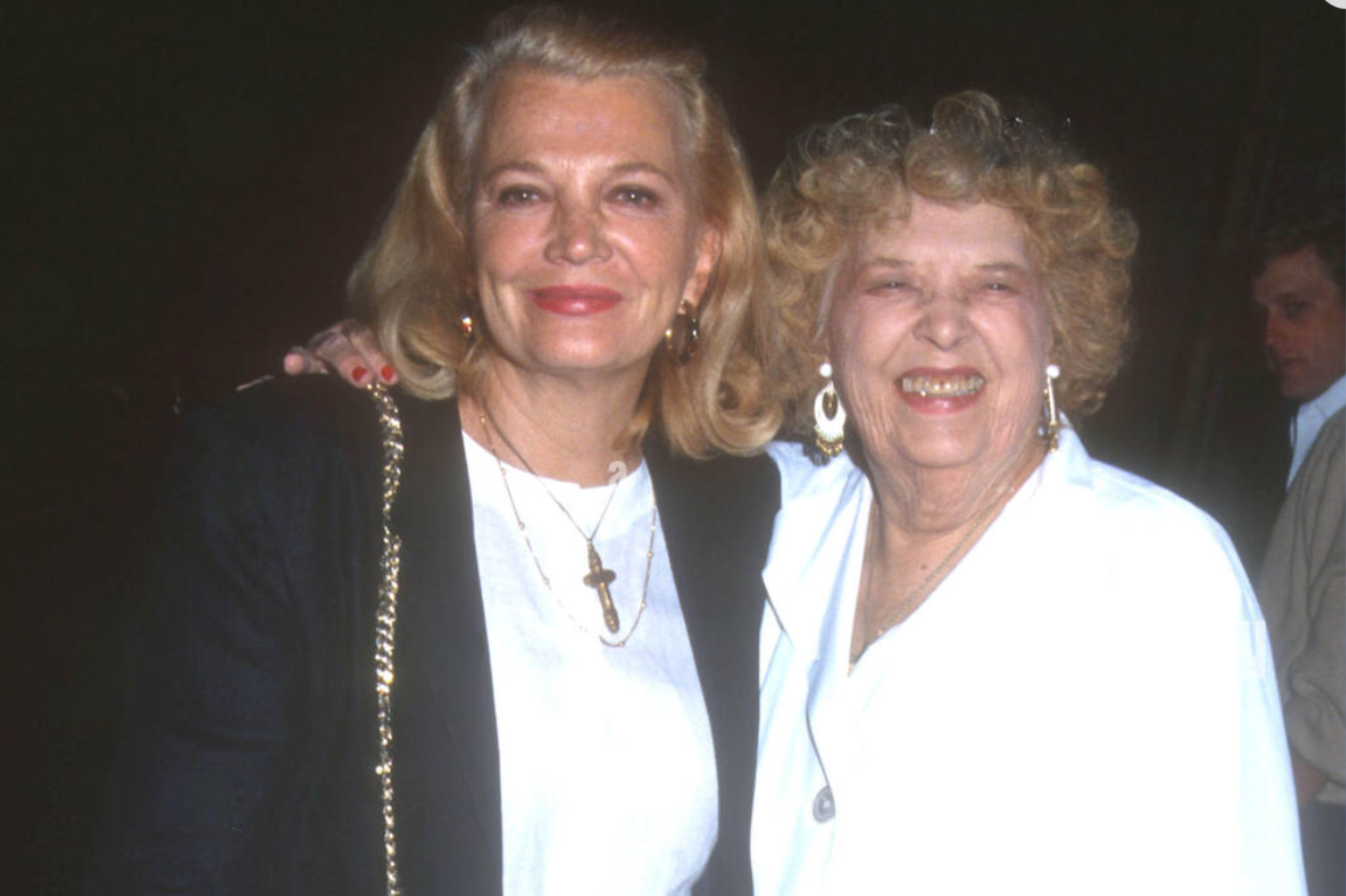 En una entrevista de años atrás, Rowlands mencionó que la decisión de asumir el papel en The Notebook estuvo profundamente influenciada por su historia familiar. Incluso reveló que si su hijo Nick no hubiera dirigido la película, ella no habría aceptado el papel debido a la dura experiencia personal con el Alzheimer de su madre.