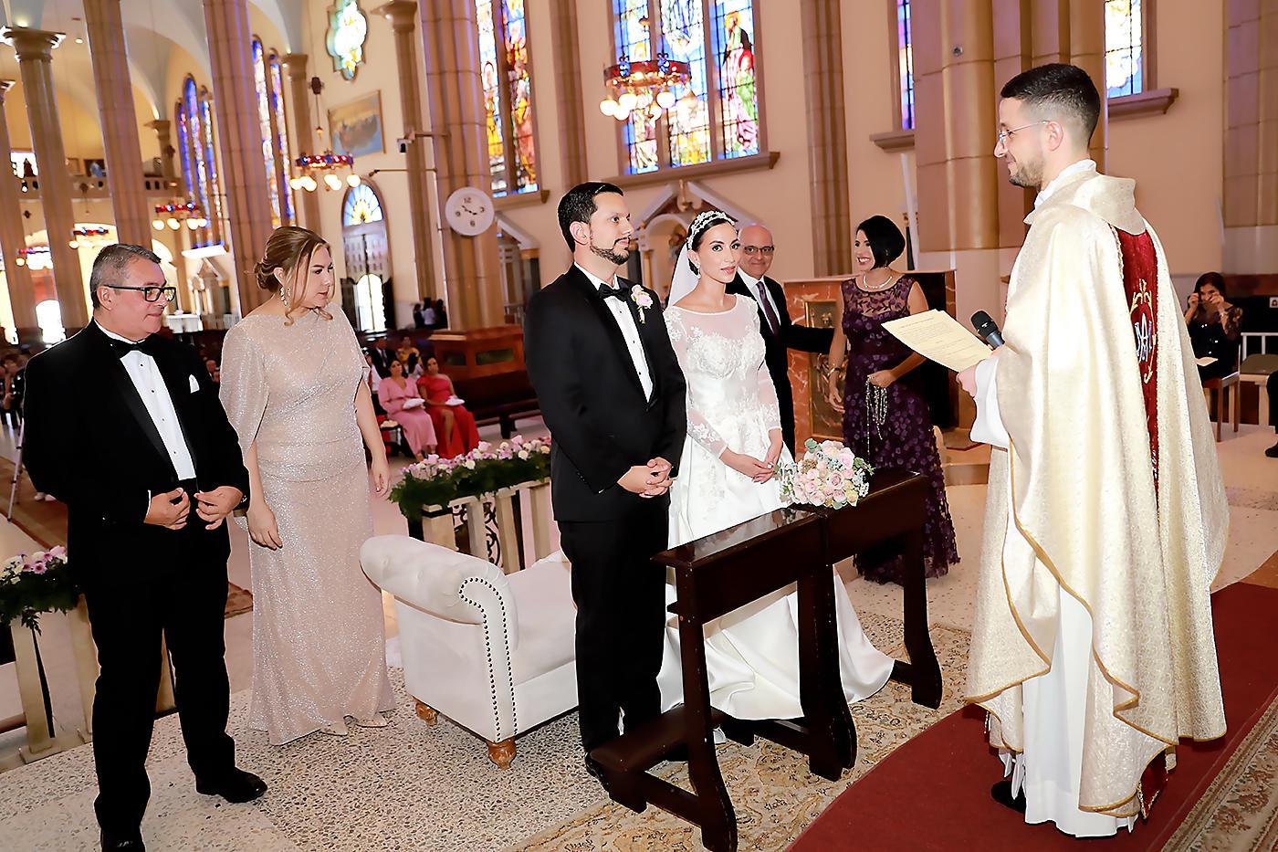 Los novios acompañados con sus padrinos 