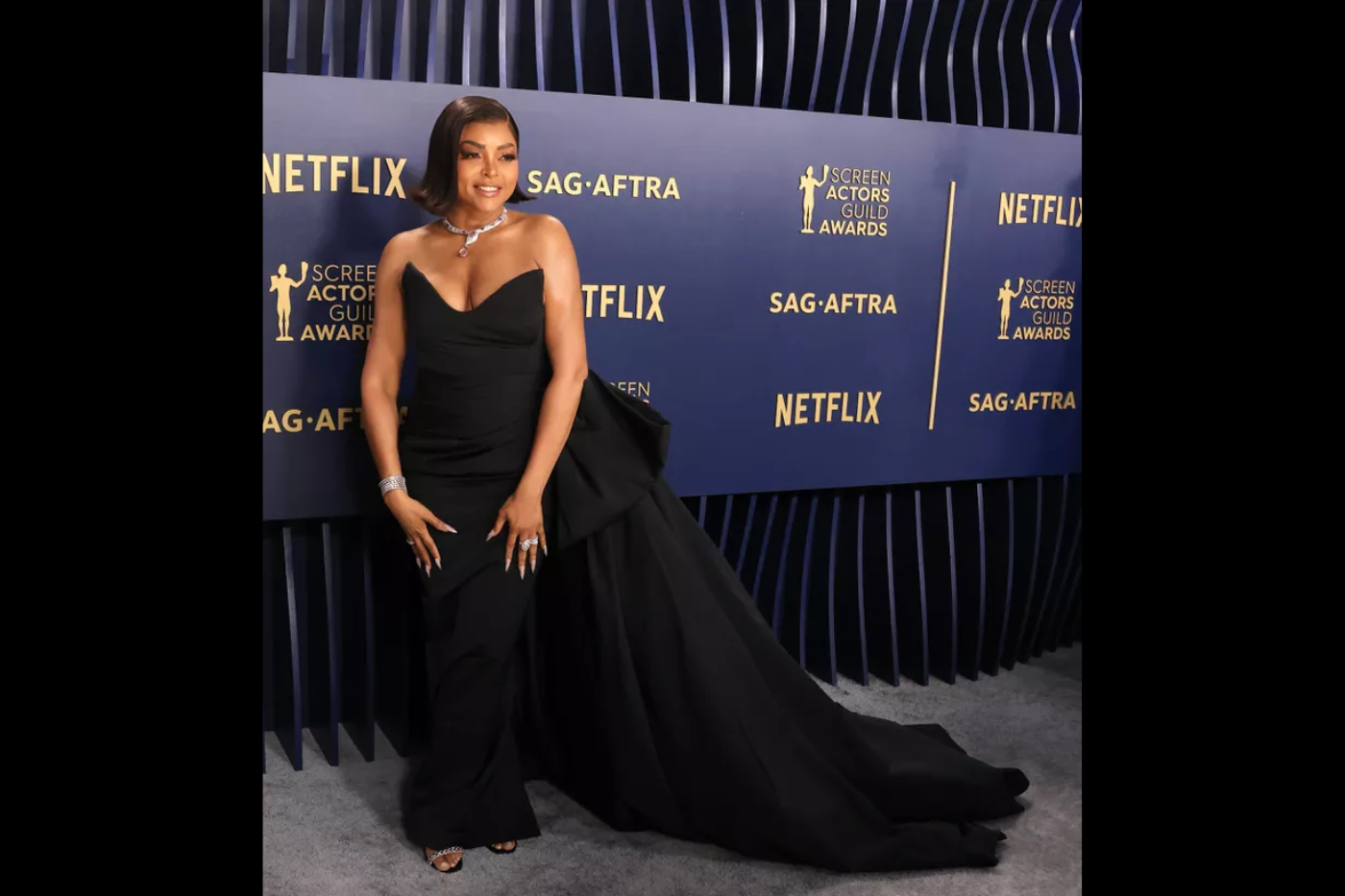 Taraji P. Henson nos deleitó con un extravagante diseño en negro del italiano Giambattista Valli y accesorios de diamantes.