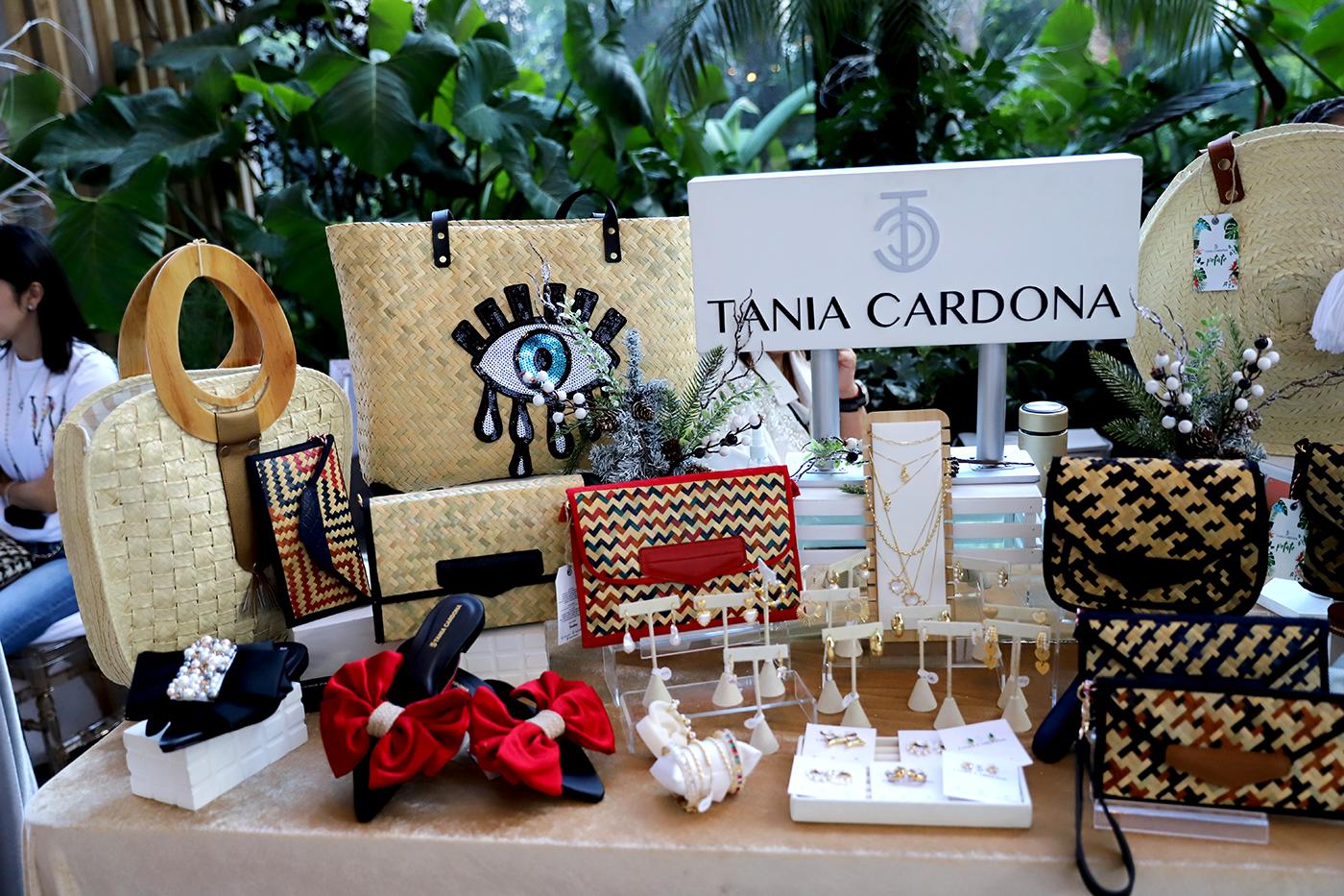 Bolsos tejidos en petate, mules con listones oversize y accesorios by Tania Cardona