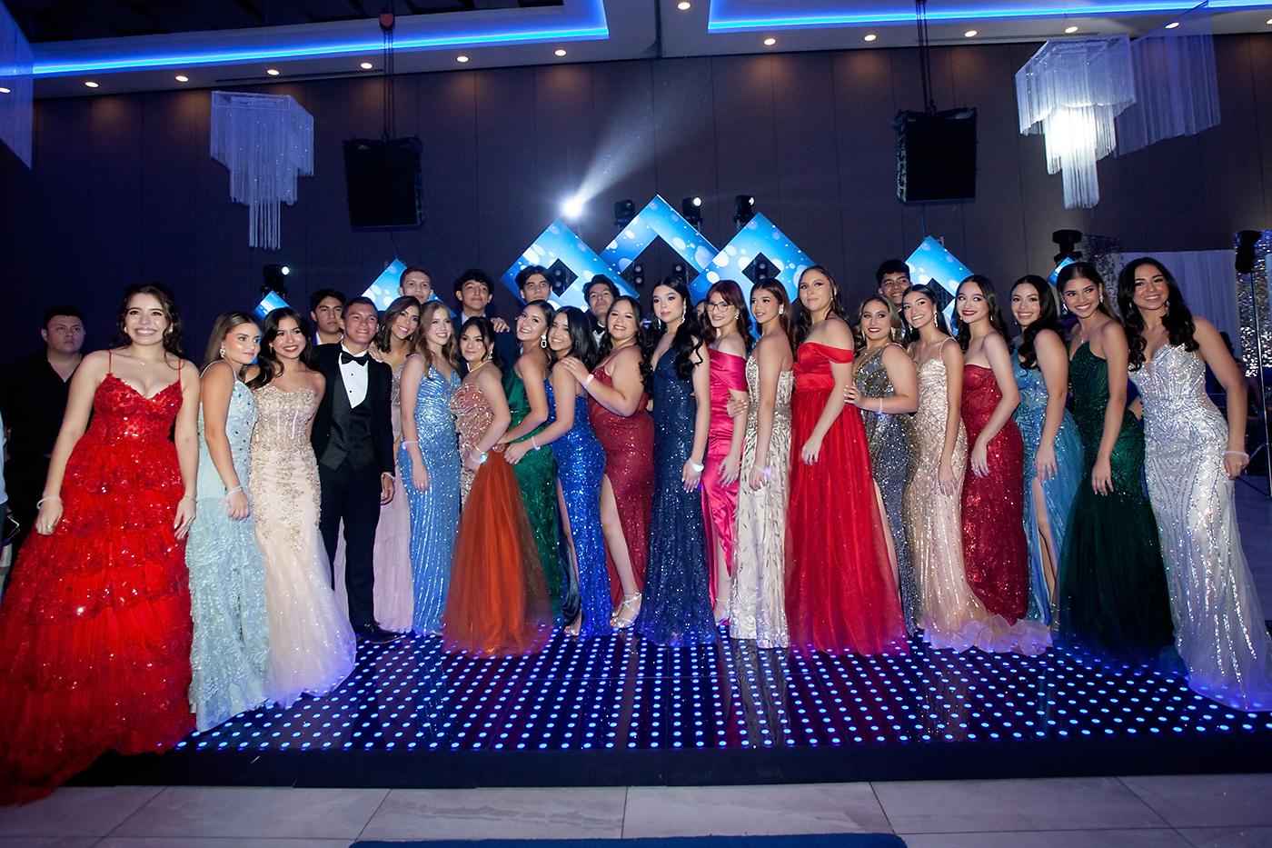 Una inolvidable noche disfrutaron los graduados de la promoción 2024 de la Western International School en su prom. Los 28 bachilleres bilingues en Ciencias y Humanidades llegaron despampanantes al salón Napoleón I del Copantl Convention Center para ser protagonistas de una memorable fiesta. La fiesta se prolongó hasta el amanecer entre la degustación de un buffet internacional, vinos y la animación musical del Dj. Daybiet Galindo.