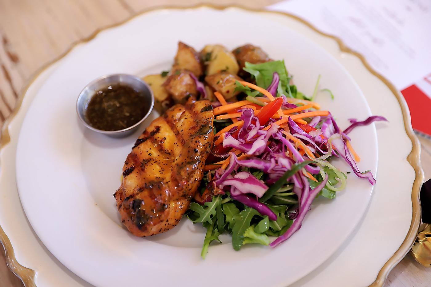 El plato fuerte, una pechuga grillada con chutney de maracuyá, acompañada de papas baby trufadas y ensalada primavera. 