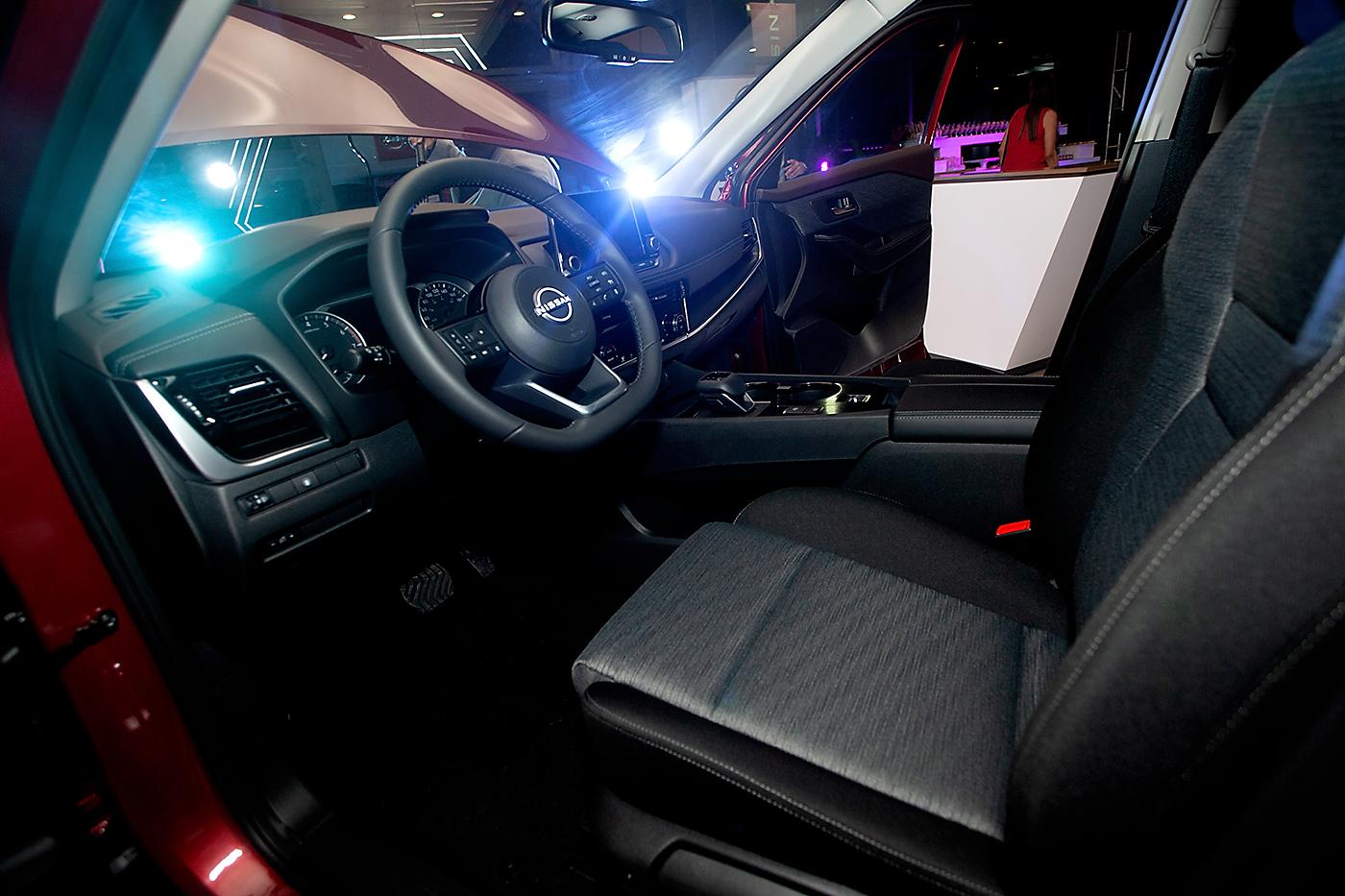 Por dentro la Nissan X-Trail 2023 en sus dos versiones lleva interiores idénticos salvo por pequeños detalles.