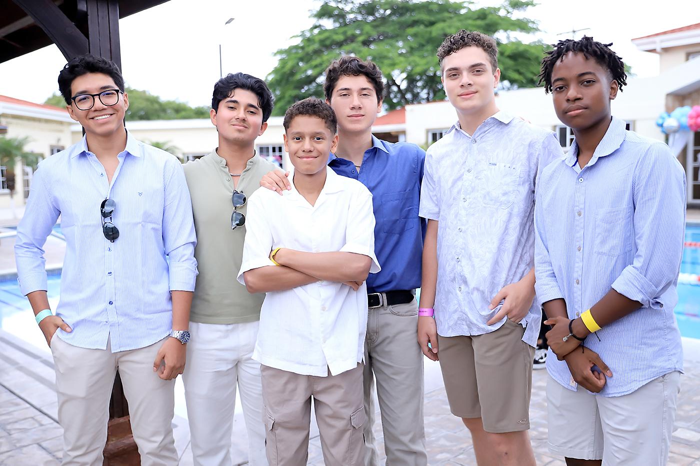 A pocos días de culminar su año escolar, los seniors 2025 de Mayan School fueron los protagonistas de una inolvidable despedida organizada por los juniors. La celebración se realizó en el Centro de Día del IPM, donde todo estaba preparado para rememorar desde los días en el aula hasta los eventos y actividades que los hicieron crecer juntos. En la foto: Fernando Castellanos, José Miguel Cáceres, Jorge Moisés Euceda, Roberto Majano, Ariel Dávila y Naruny Green.
