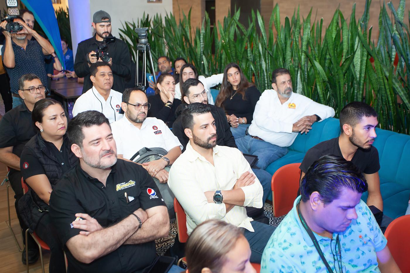 Parte de los representantes de restaurantes que asistieron al lanzamiento de la campaña “¡Lo bueno de nuestro amor se nota!”.